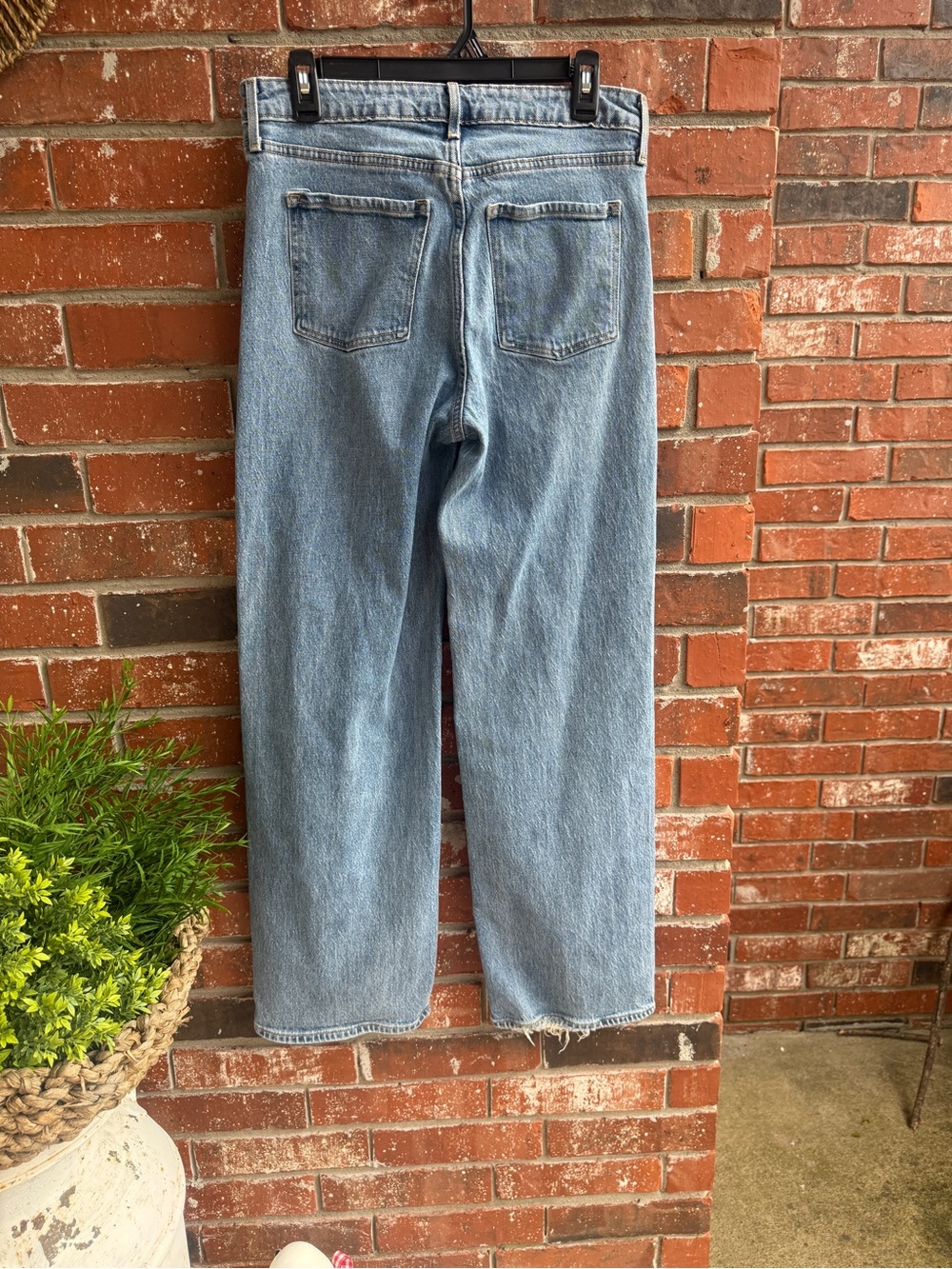 Old Navy Extra High-Rise Sky-Hi Wide Leg Jeans - Picture 2 of 4
